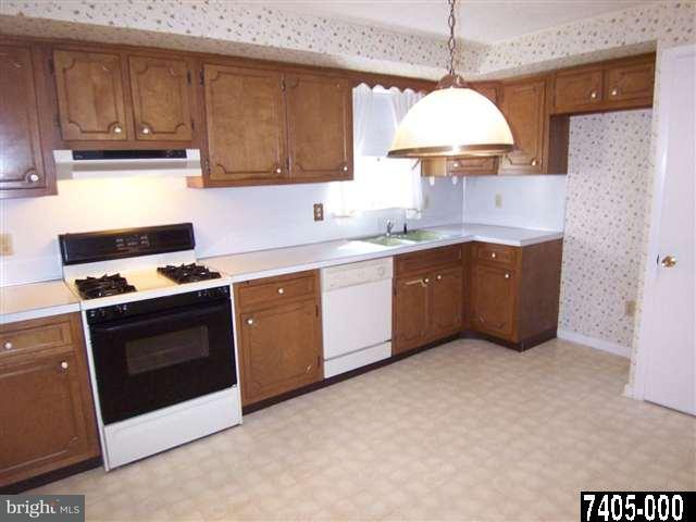 2041 Garnet Road York, PA 17403 - Photo 8 of 30 Gallery Image 8