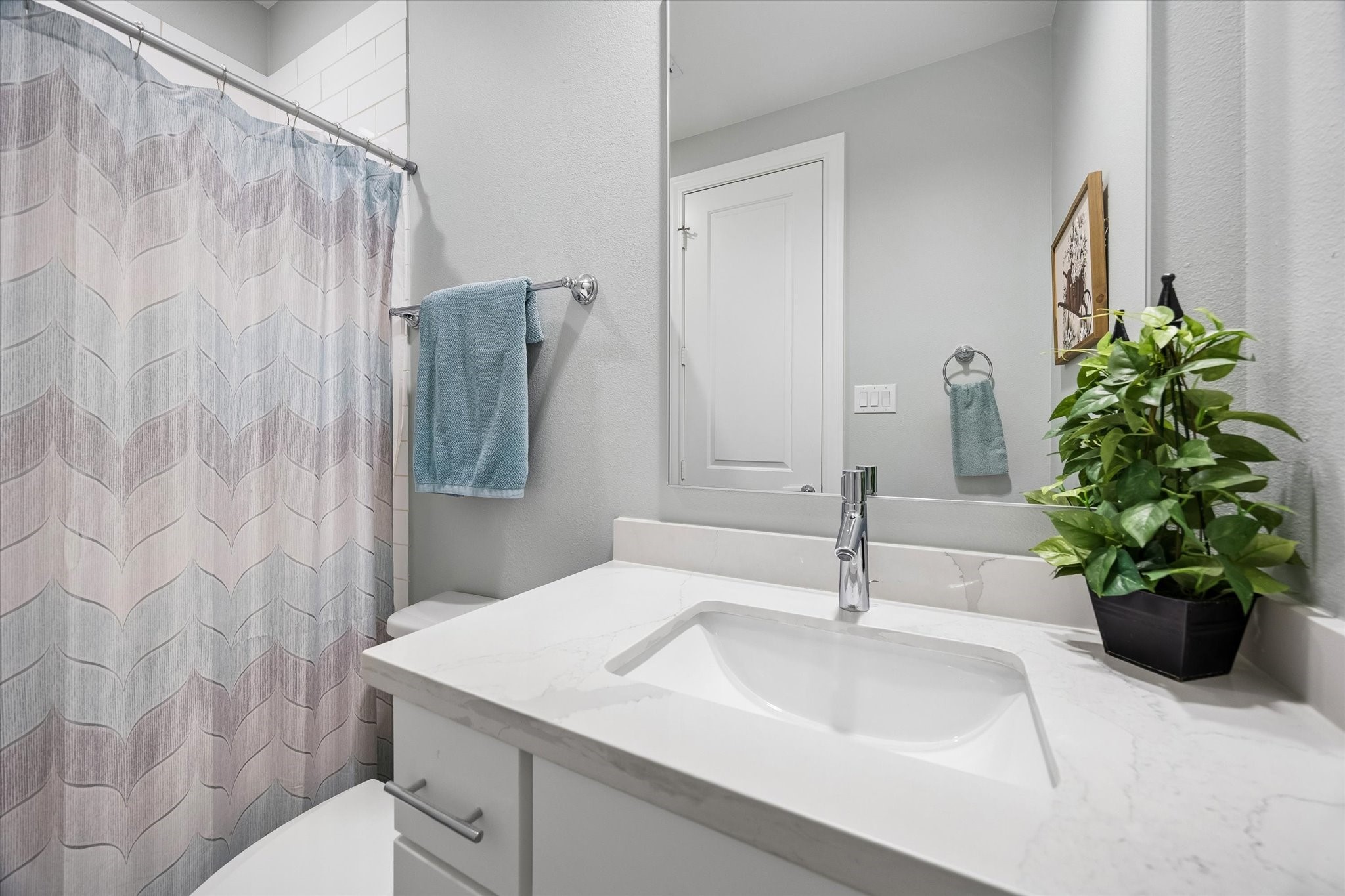 3312 West 12th Street Houston, TX 77008 - Photo 7 of 25 First-floor en-suite bath.
