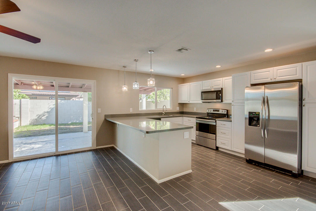 3714 West Calavar Road Phoenix, AZ 85053 - Photo 4 of 26 09-Calavar