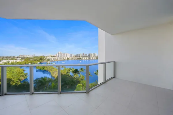 $5,500 | 17301 Biscayne Boulevard, Unit 808, North Miami Beach, FL 33160