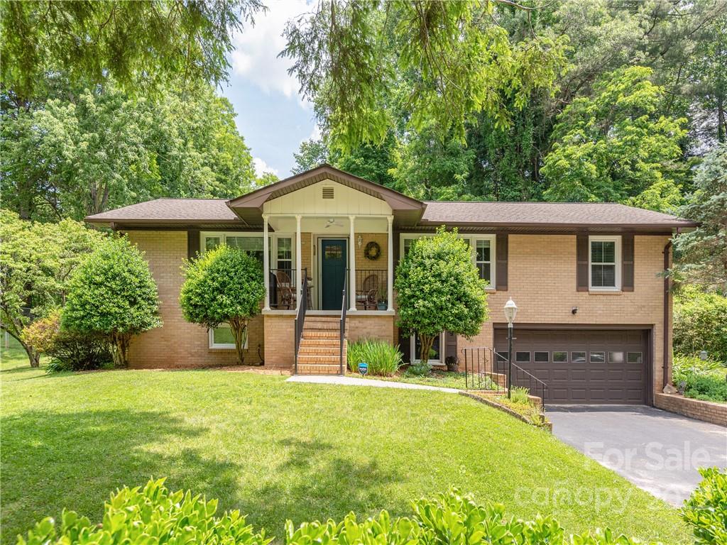 305 Balsam Road Hendersonville, NC 28792 - Photo 4 of 48 Gallery Image 4