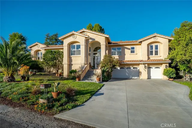 a view of livingroom with furniture and ceiling fan