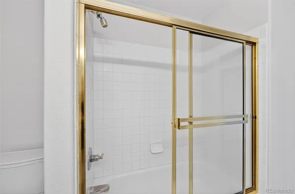 an empty room with a ceiling fan and closet
