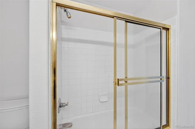 an empty room with a ceiling fan and closet