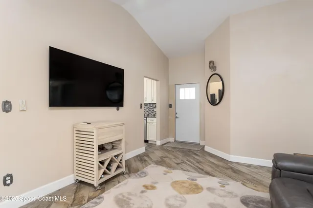 $2,500 | 33 West Melbourne Avenue, Melbourne, FL 32901