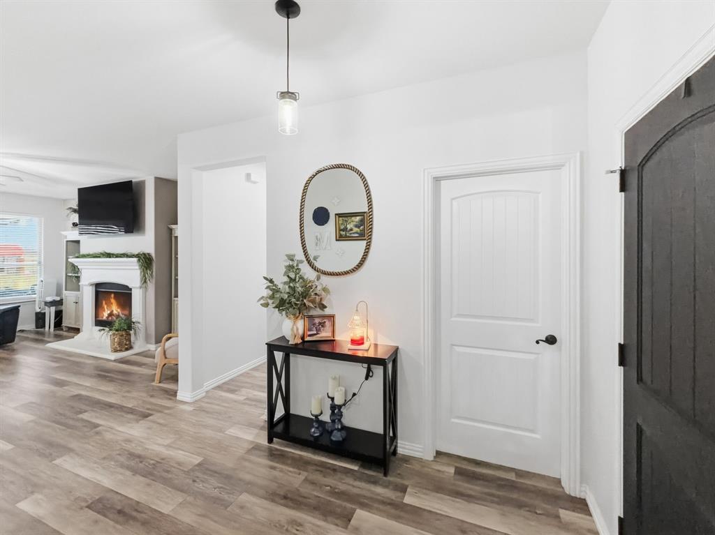 208 Crest Lane Decatur, TX 76234 - Photo 4 of 37