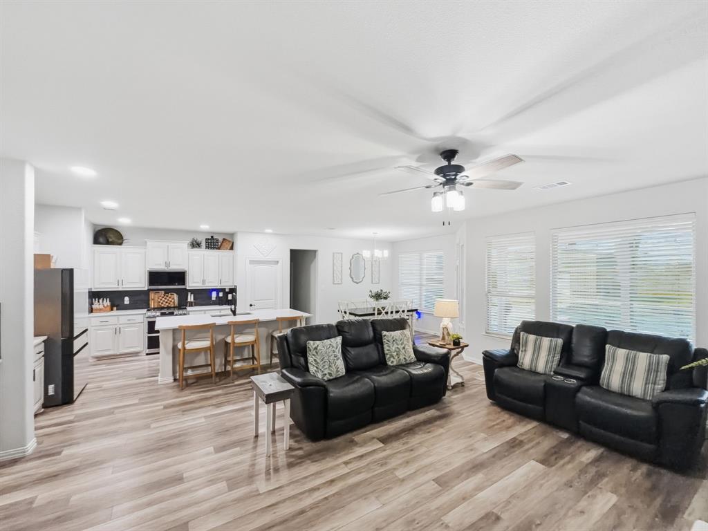 208 Crest Lane Decatur, TX 76234 - Photo 9 of 37