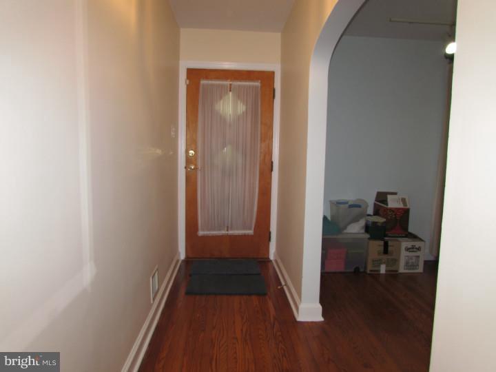 205 Barren Road Newtown Square, PA 19073 - Photo 2 of 24 Foyer