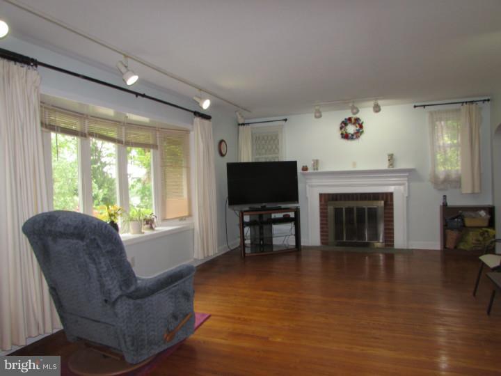 205 Barren Road Newtown Square, PA 19073 - Photo 3 of 24 Living Room