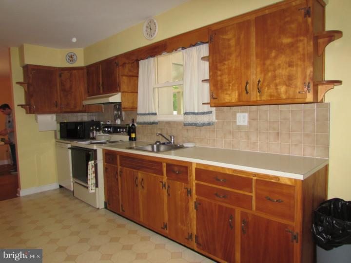 205 Barren Road Newtown Square, PA 19073 - Photo 5 of 24 Kitchen
