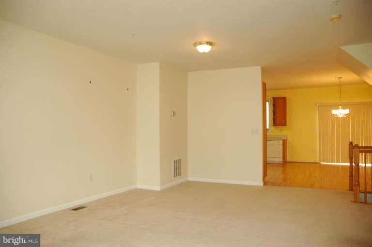 14002 Rockingham Road Germantown, MD 20874 - Photo 12 of 26 Living Room