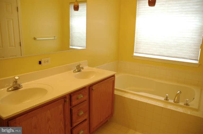 14002 Rockingham Road Germantown, MD 20874 - Photo 16 of 26 Bath (Master)