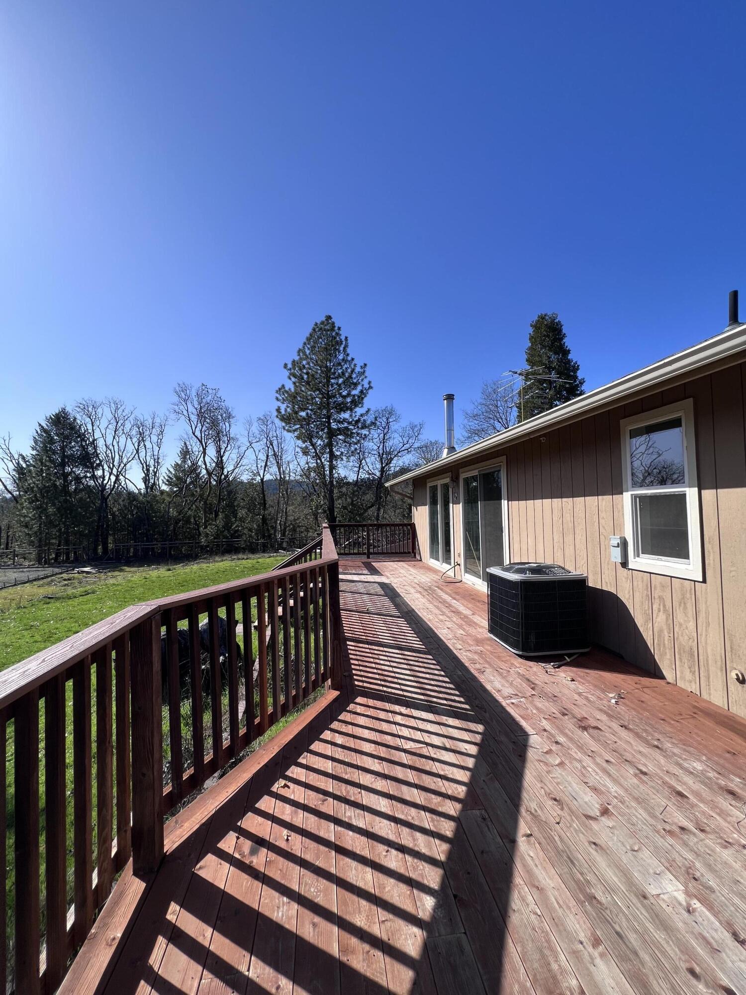 5525 Tunnel Loop Road Grants Pass, OR 97526 - Photo 26 of 65 23. Deck