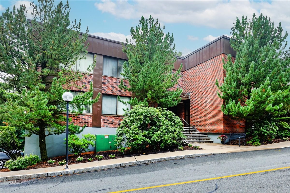 1008 Paradise Road, Unit PHL Swampscott, MA 01907 - Photo 3 of 26 Gallery Image 3