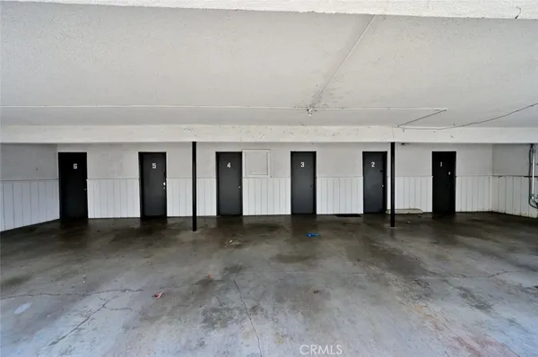 a view of a pathway with a pathway