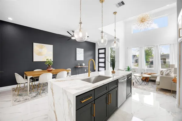 $512,000 | 6314 Crest Street, Houston, TX 77033