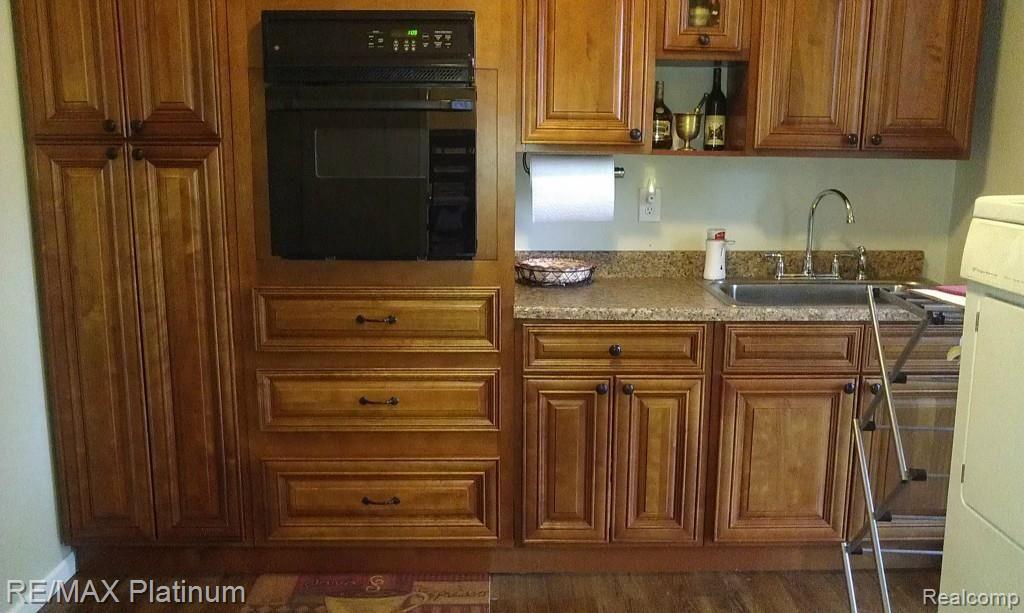 6220 Highland Road Newport, MI 48166 - Photo 12 of 18 BUTLER PANTRY/LAUNDRY ROOM