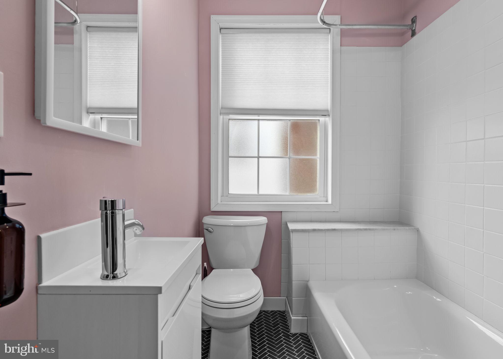 828 South 5th Street Philadelphia, PA 19147 - Photo 21 of 27 a bathroom with a toilet sink and bathtub