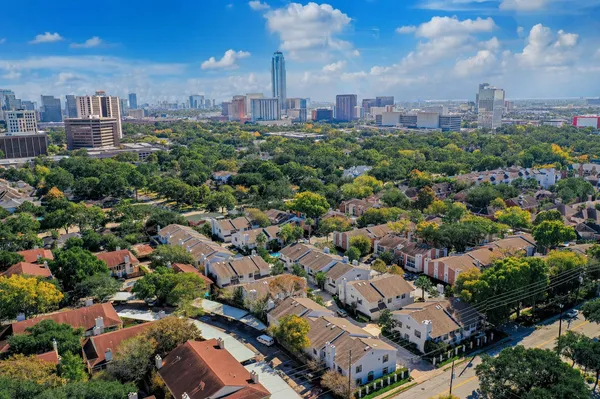 $1,400 | 2001 Bering Drive, Unit 10H, Houston, TX 77057