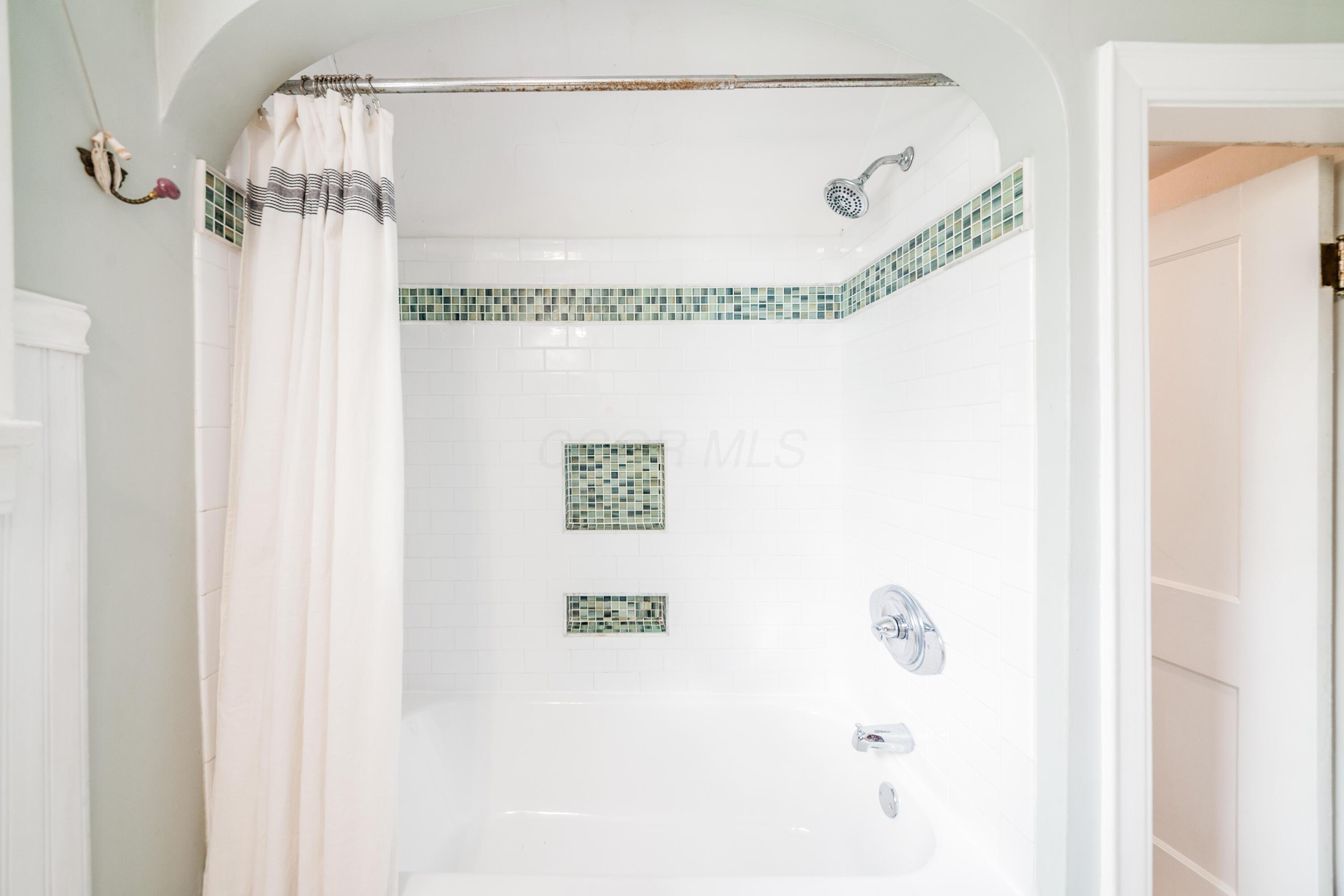 111 Erie Road Columbus, OH 43214 - Photo 22 of 43 111 Erie bathroom 1b