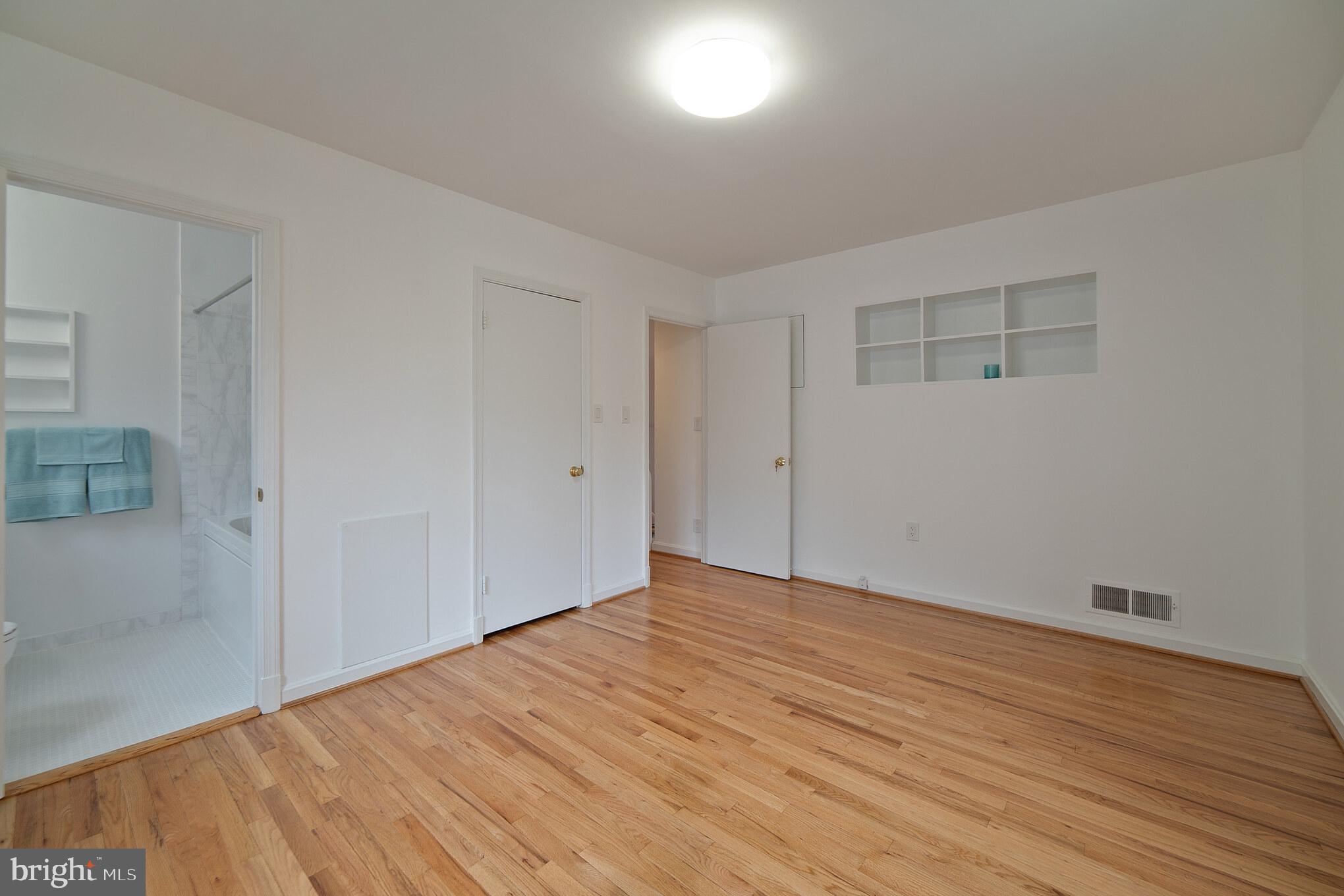 4929 Jamestown Road Bethesda, MD 20816 - Photo 23 of 39 Private full bath in master bedroom