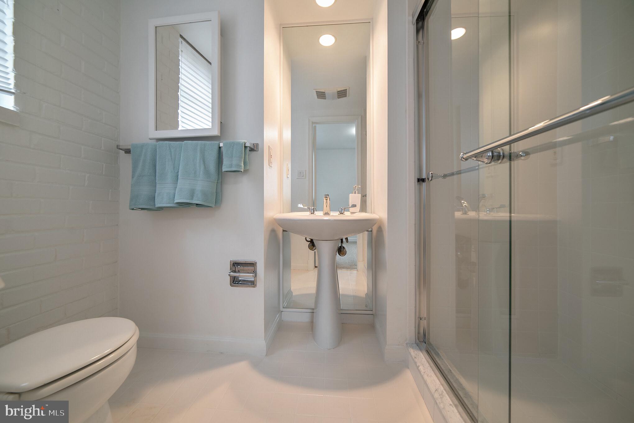 4929 Jamestown Road Bethesda, MD 20816 - Photo 30 of 39 Full bathroom in bedroom #2