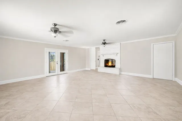 a view of a livingroom with furniture and a ceiling fan