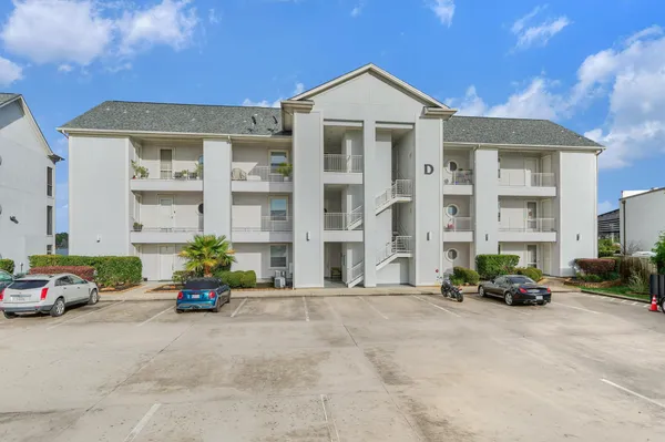 $299,000 | 168 Lake Point Boulevard, Unit D103, Montgomery, TX 77356