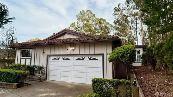 a view of a garage of the house
