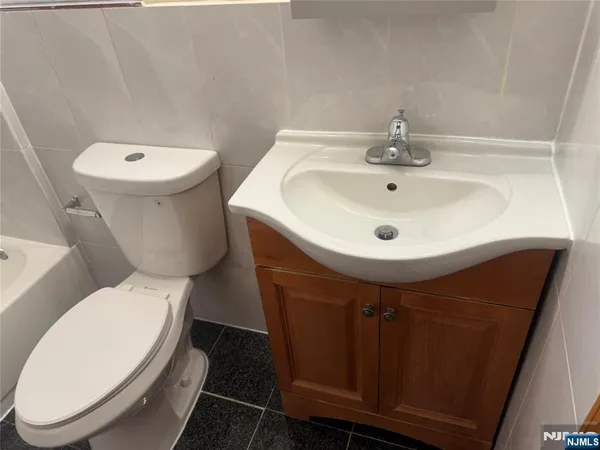 $1,850 | 455 Catherine Street, Fort Lee, NJ 07024