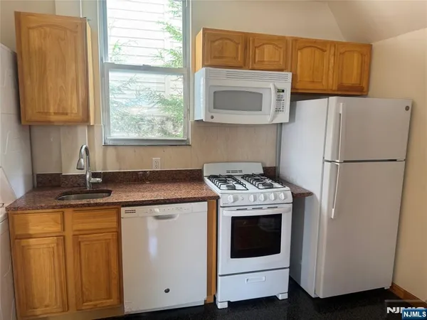 $1,850 | 455 Catherine Street, Fort Lee, NJ 07024