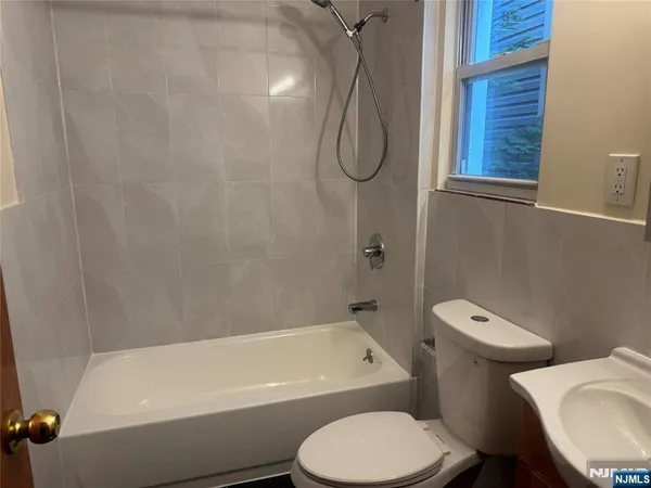 $1,850 | 455 Catherine Street, Fort Lee, NJ 07024