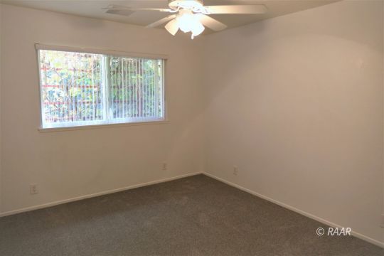 1122 North Inyo Street Ridgecrest, CA 93555 - Photo 20 of 34 an empty room with a window