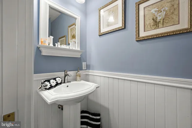 a view of a lake in middle of a city