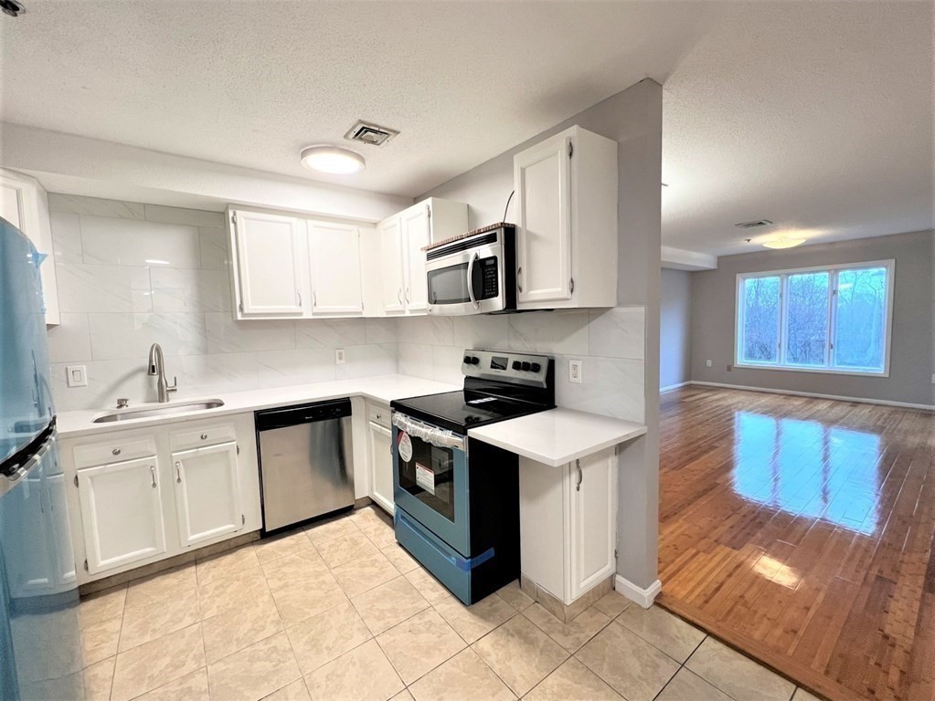 4 Duck Pond Road, Unit 207 Beverly, MA 01915 - Photo 3 of 23 Gallery Image 3