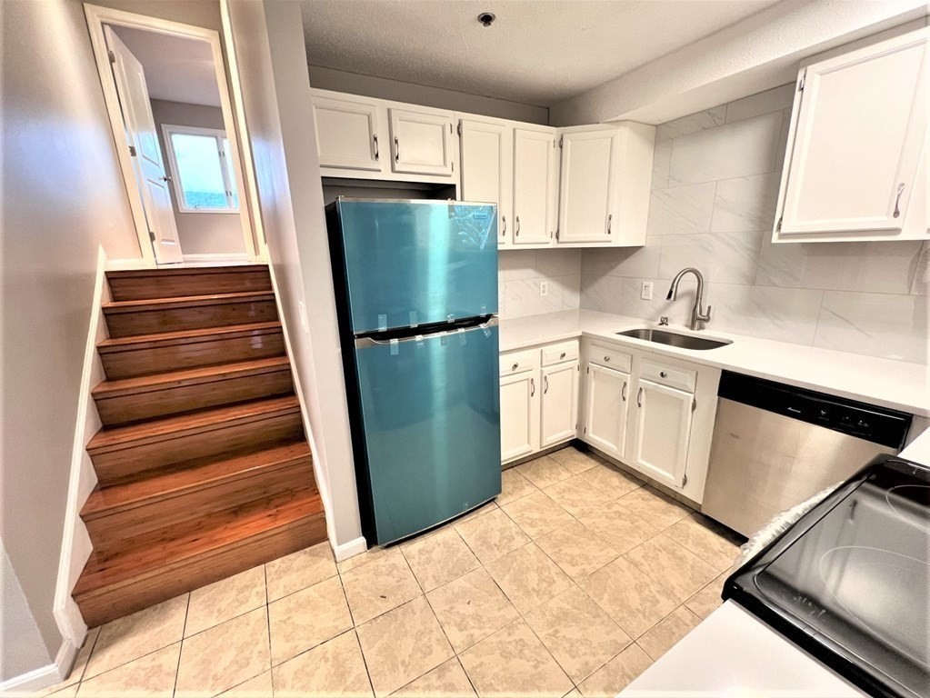 4 Duck Pond Road, Unit 207 Beverly, MA 01915 - Photo 4 of 23 Gallery Image 4