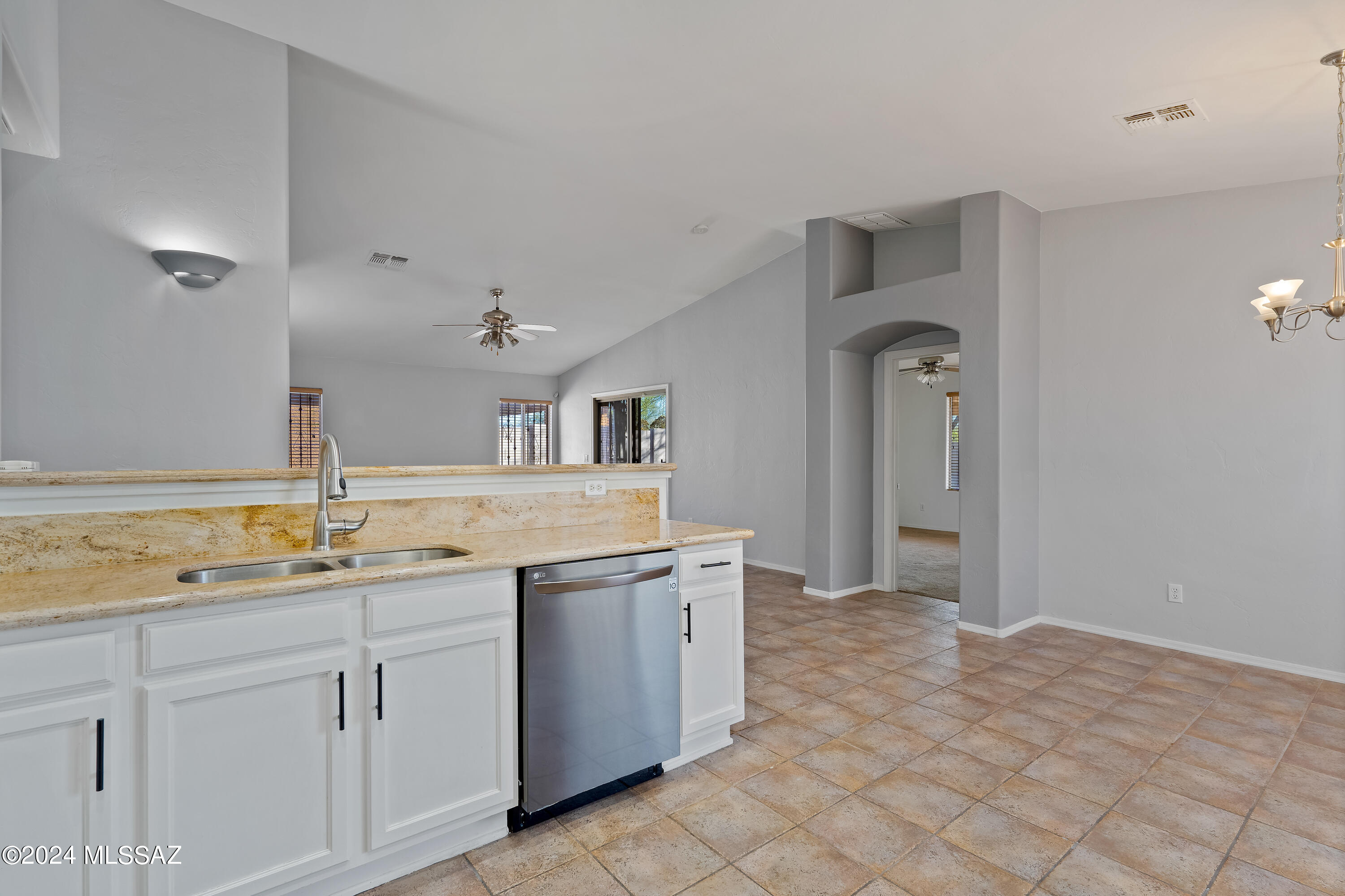 4589 South Valley Road Tucson, AZ 85714 - Photo 10 of 32