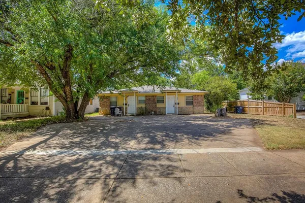 $1,195 | 2700 South Adams Street, Fort Worth, TX 76110
