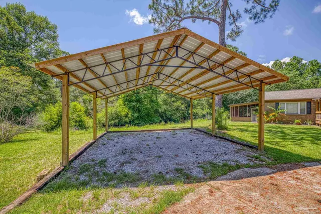a view of a house with backyard and garden