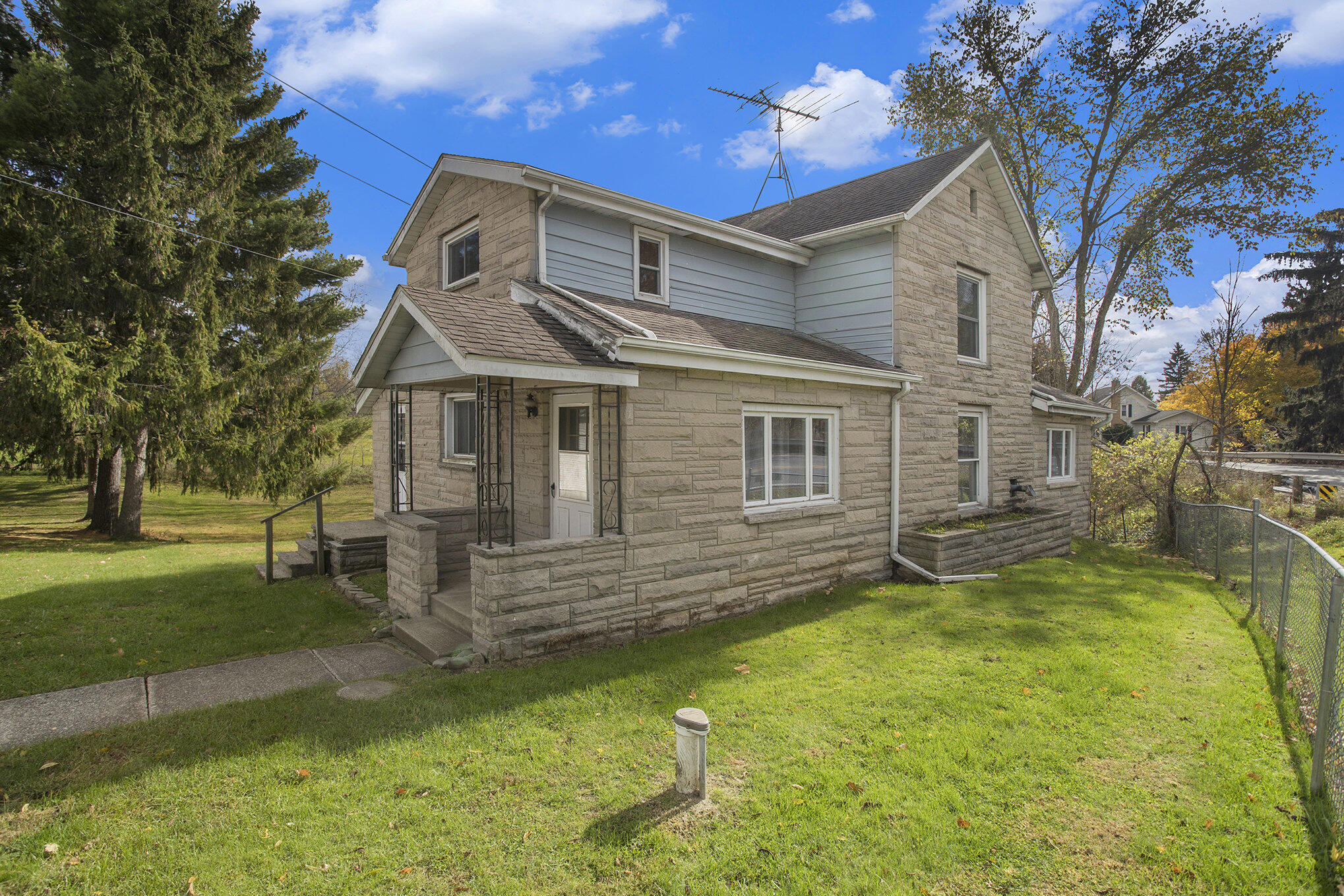 13185 Banfield Road Battle Creek, MI 49017 - Photo 2 of 35 002_13185_banfield_rd_battle_creek_mi_49