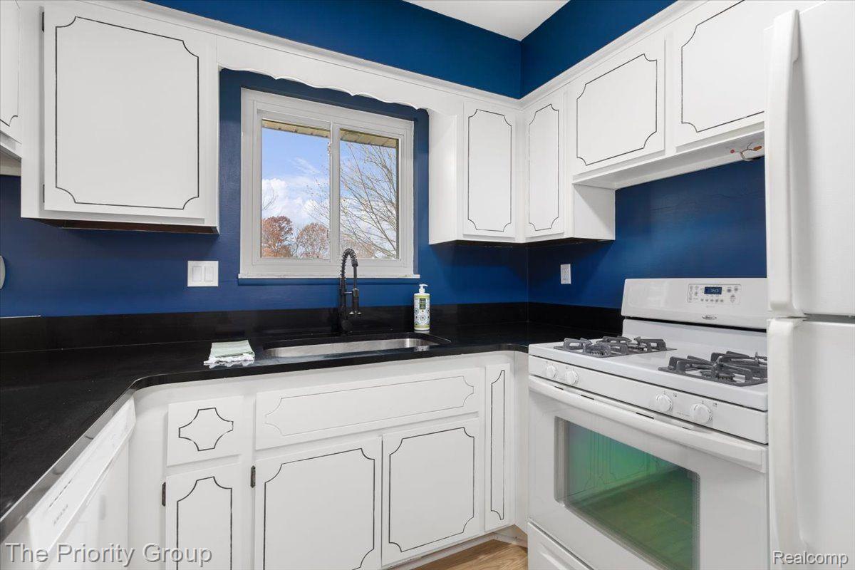 11679 Milford Road Holly, MI 48442 - Photo 7 of 34 Gas stove, dishwasher and refrigerator included!