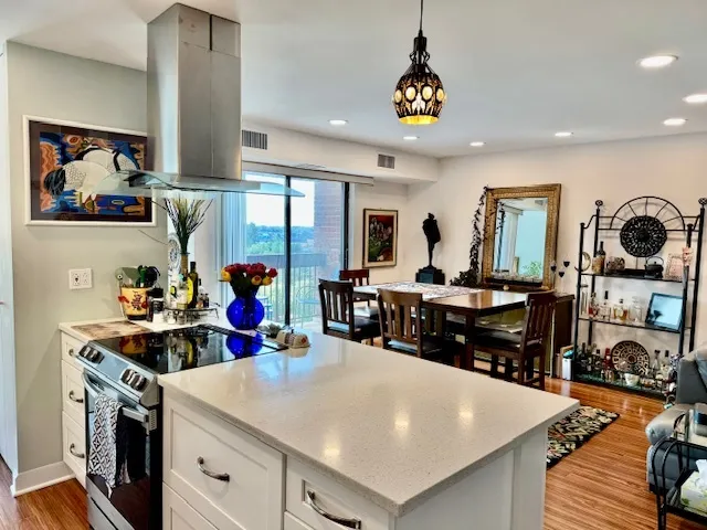 $290,000 | 701 Forum Square, Unit 609, Glenview, IL 60025