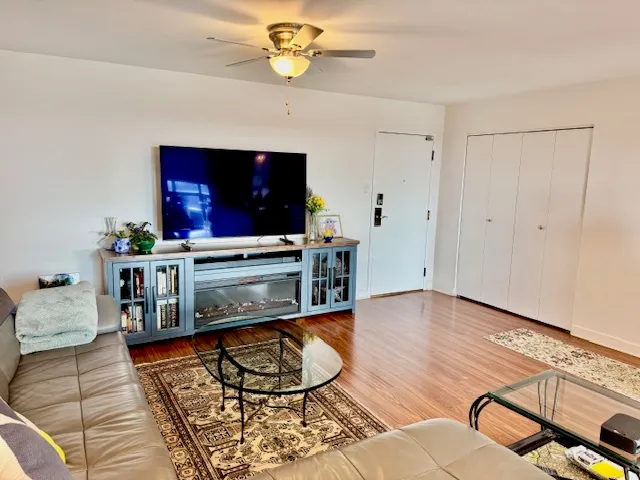 $290,000 | 701 Forum Square, Unit 609, Glenview, IL 60025