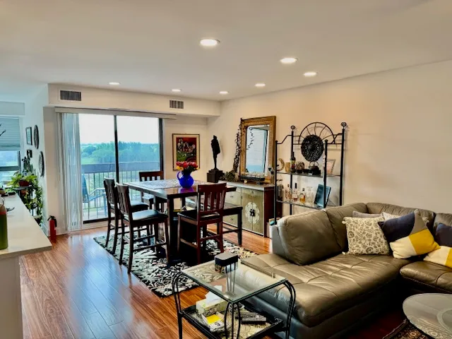 $290,000 | 701 Forum Square, Unit 609, Glenview, IL 60025