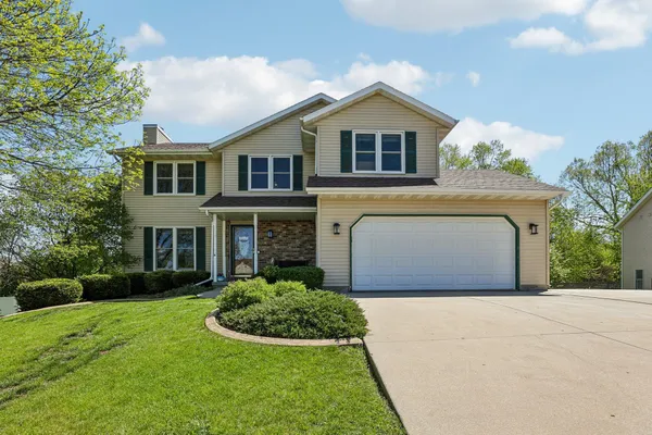 $575,000 | 422 Oakwood Drive, Oregon, WI 53575