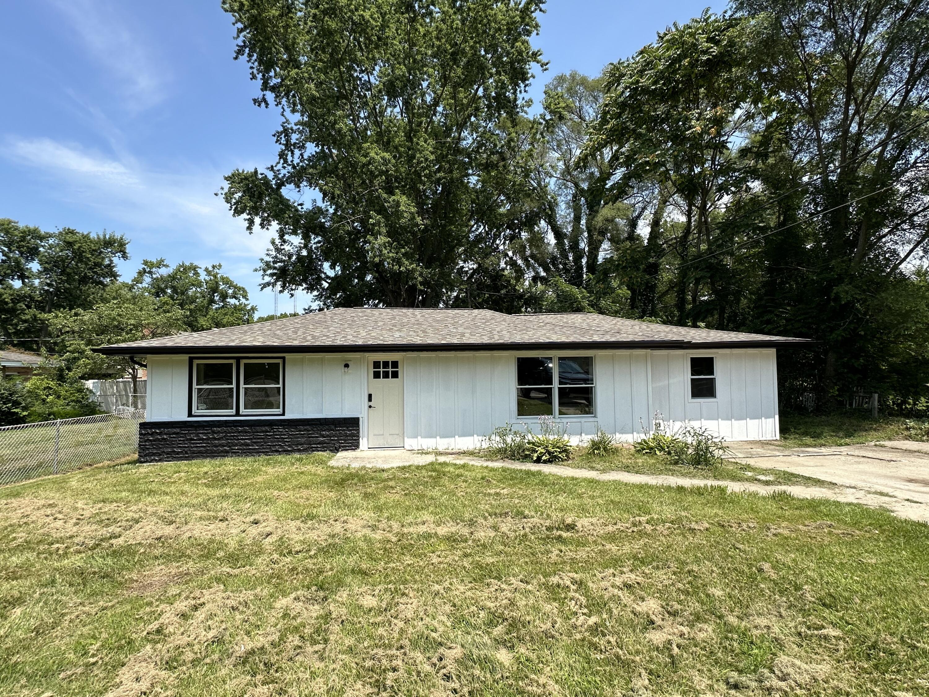 1363 Pipestone Road Benton Harbor, MI 49022 - Photo 2 of 22 IMG_7516