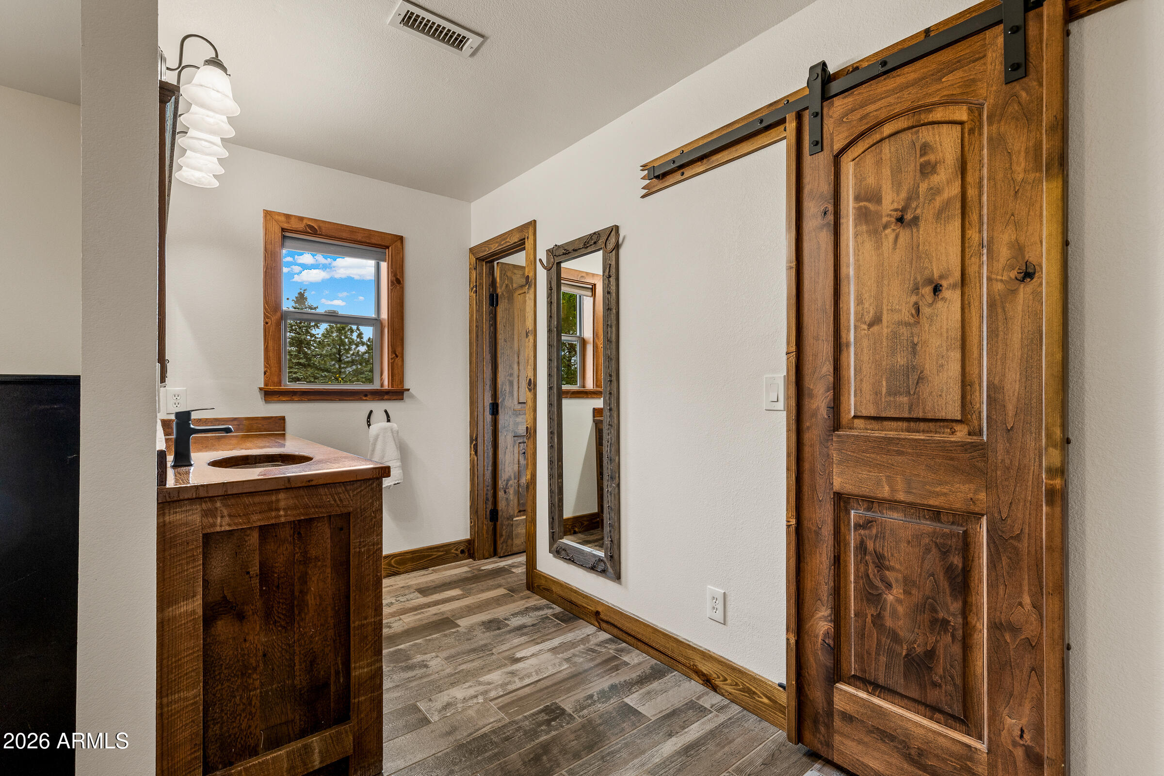 7620 Hutton Ranch Road Flagstaff, AZ 86004 - Photo 9 of 31 Primary Bedroom w/ Bath