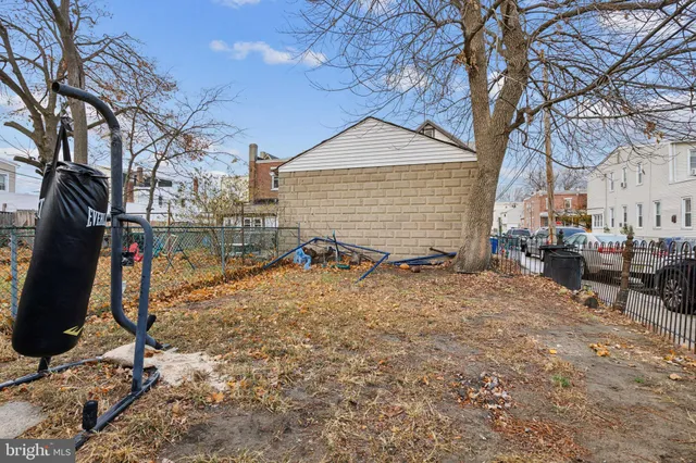 a view of back yard of the house