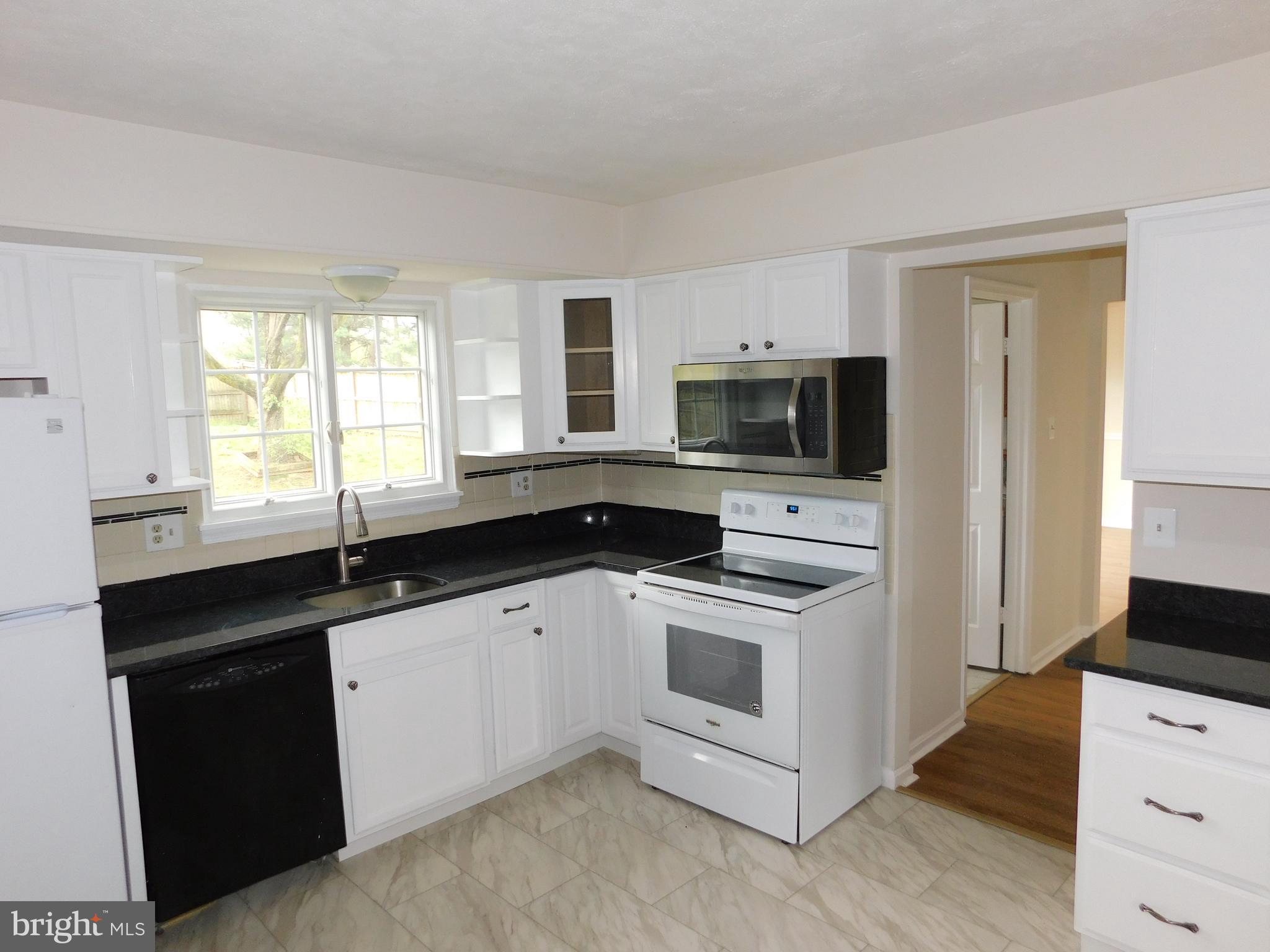 916 Pointer Ridge Drive Gaithersburg, MD 20878 - Photo 4 of 27 Full Service Classic Kitchen