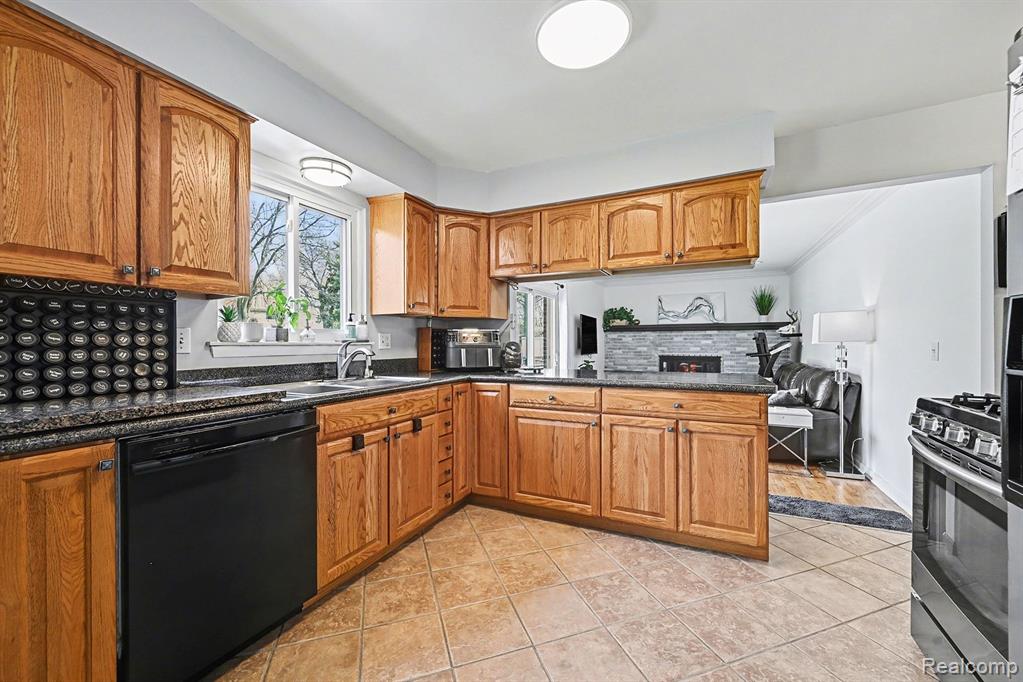 42942 Barchester Road Canton, MI 48187 - Photo 11 of 34 Gallery Image 11